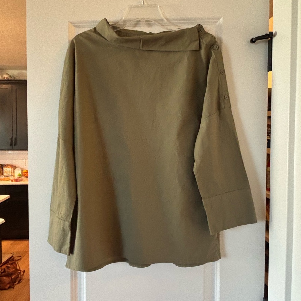 Kaktus Khaki Button-Accent Blouse